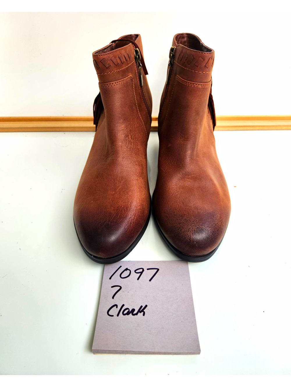 Clarks Artisan Women’s Brown Leather Ankle Booties Fringe Side Zip Round Toe